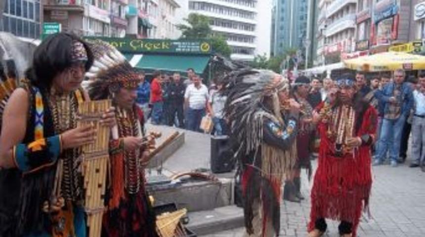 Ekvadorlu Dans&ccedil;ılar Başkent Sokaklarında Dans Etti