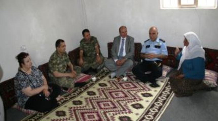 Iğdır Valisi &Ccedil;i&ccedil;ek'in Ev Ziyareti