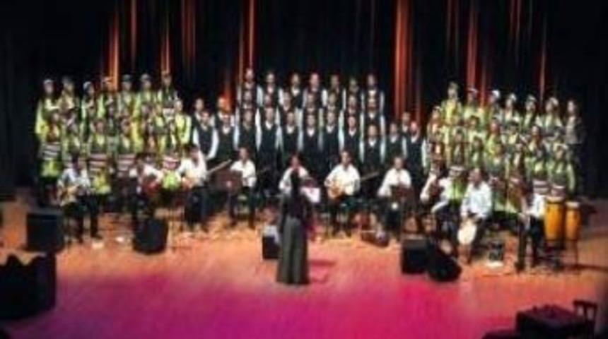 A&uuml; Karadeniz T&uuml;rk&uuml;leriyle Coştu