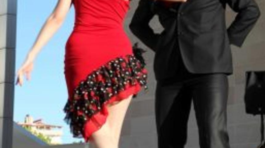 Ga&uuml;n'de &Ouml;ğrencilerin Dans G&ouml;sterisi