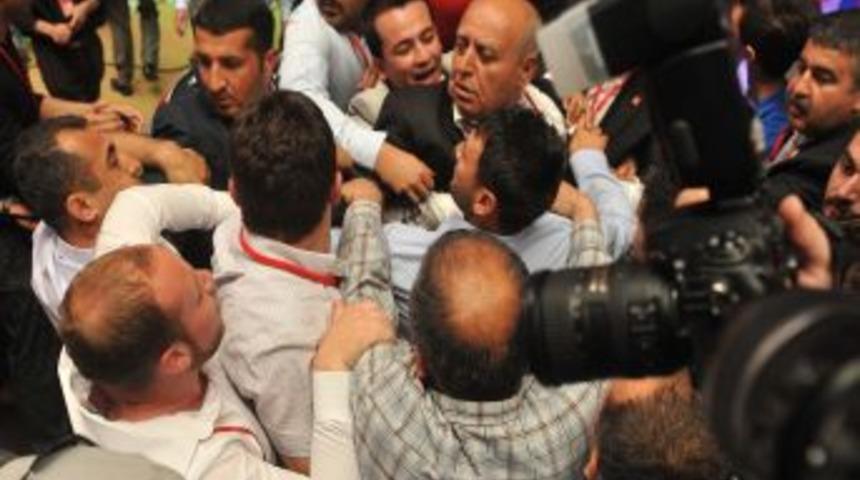 CHP Antalya İl Kongresi Tartışma Ve Kavgayla Başladı