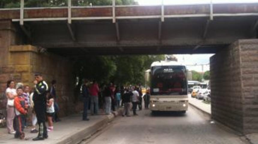 K&ouml;pr&uuml; Altına Sıkışan &Ouml;ğrenci Dolu Otob&uuml;s Paniğe Sebep Oldu