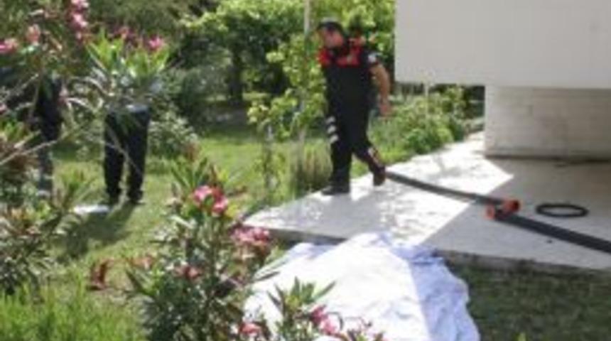 Balkondan D&uuml;şen Yaşlı Kadın &Ouml;ld&uuml;