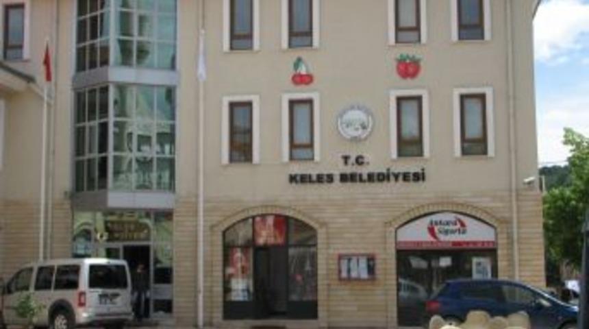 Keles'te Yollar &Ccedil;ilek Ve Kiraz Talebalarıyla Donatıldı