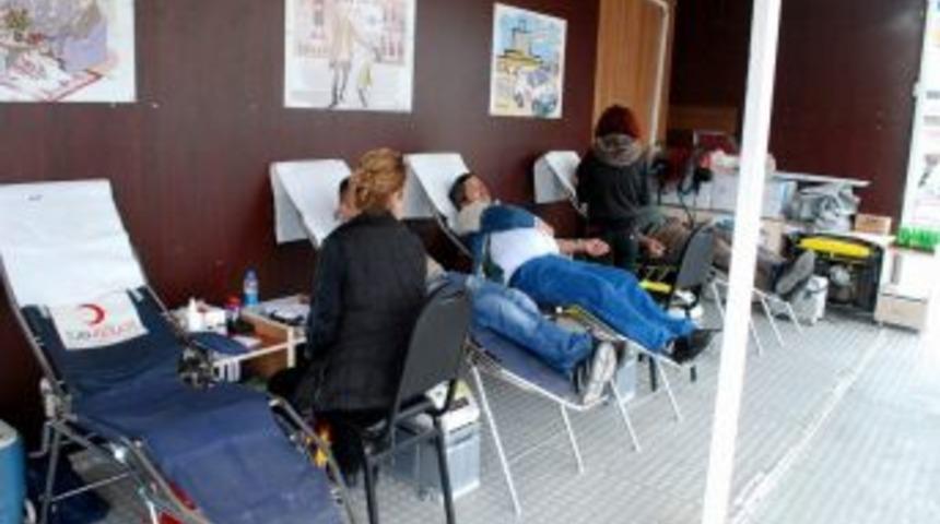 Kan Bağış Tırı Boz&uuml;y&uuml;k'te