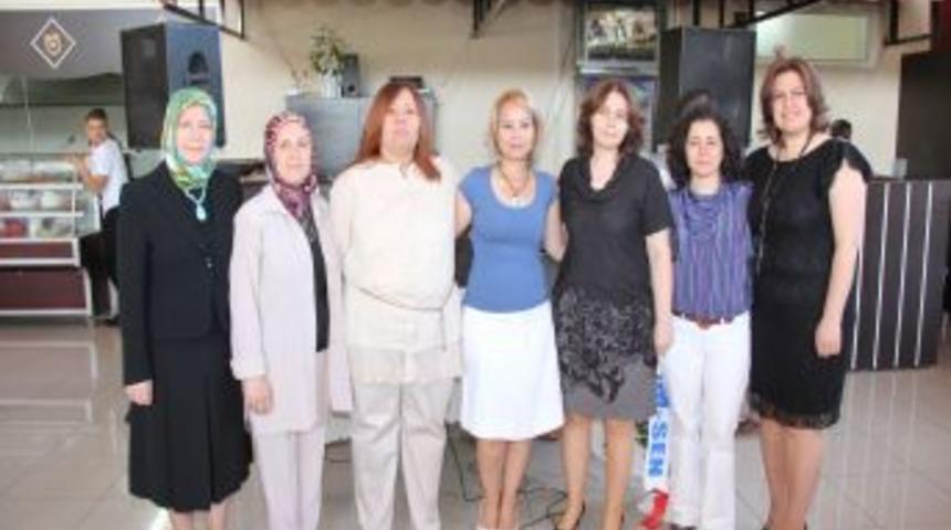 Kadınlar Dernek Toplantısında Tanıştı