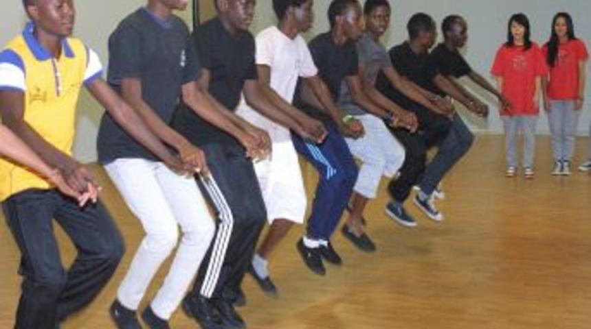 D&uuml;nya &Ccedil;ocuklarının Provaları Bile Renkli