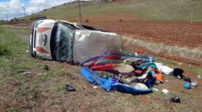 Tarım İş&ccedil;ilerini Taşıyan Minib&uuml;s Devrildi: 23 Yaralı