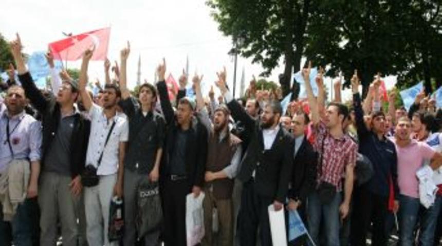 Binlerce Kişi Ayasofya &Ouml;n&uuml;nde Namaz Kıldı