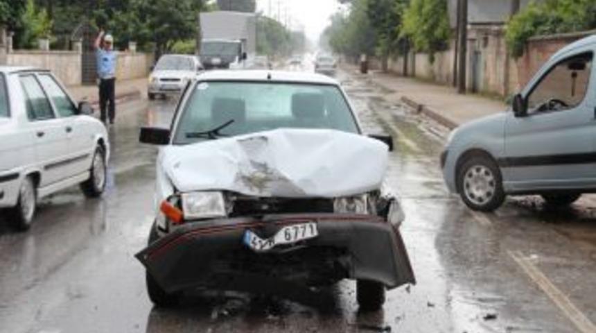 Sakarya'da 2 Ara&ccedil; &Ccedil;arpıştı: 4 Yaralı