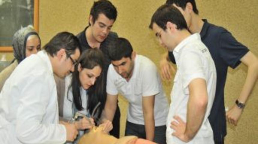 İntern Hekimlere Acil Hastalıklara Yaklaşım Kursu