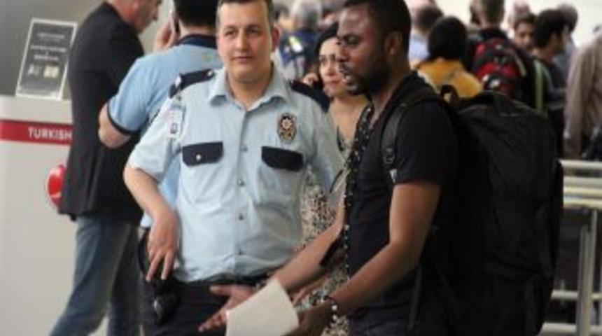 Biletinde Sorun &Ccedil;ıkınca Havalimanını Birbirine Kattı