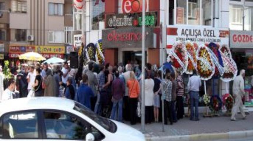 İndirimli G&ouml;zl&uuml;k İzdihamı