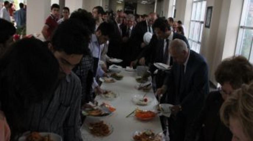 &Uuml;niversite &Ouml;ğrencilerinin Topluma Hizmet Projeleri Tanıtıldı