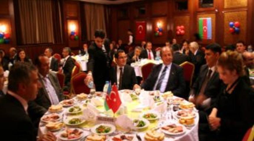 Azerbaycan Cumhuriyeti'nin 94. Kuruluş Yıld&ouml;n&uuml;m&uuml; Kars'ta  Kutlandı