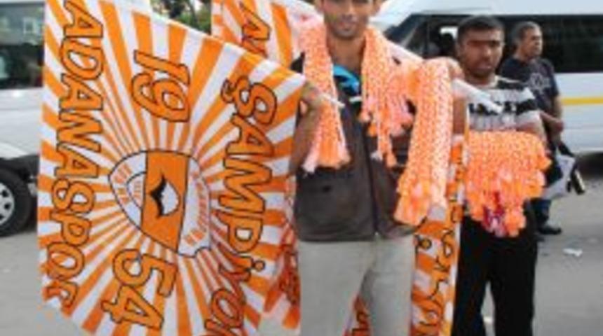 Adana'da S&uuml;per Lig Heyecanı Bayrak Satıcılarına Yaradı