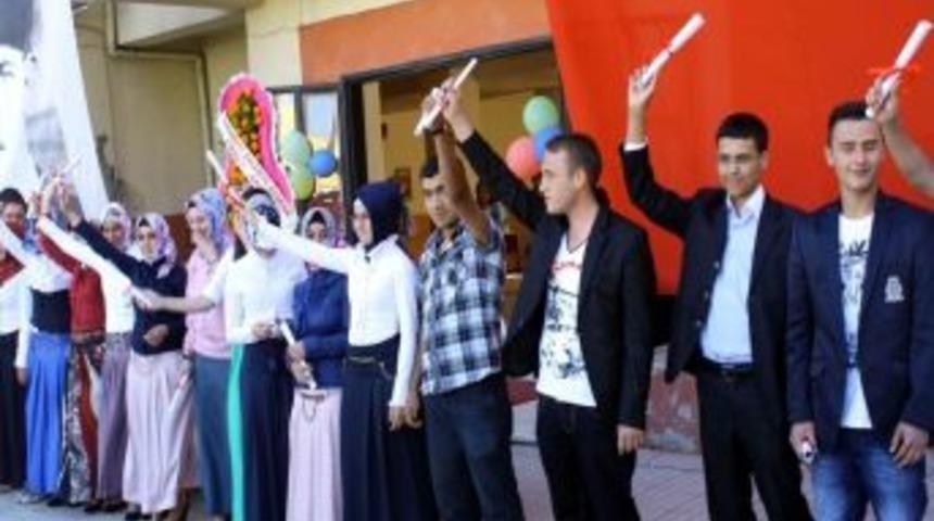 Burhaniye İmam Hatip'de Mezuniyet Coşkusu