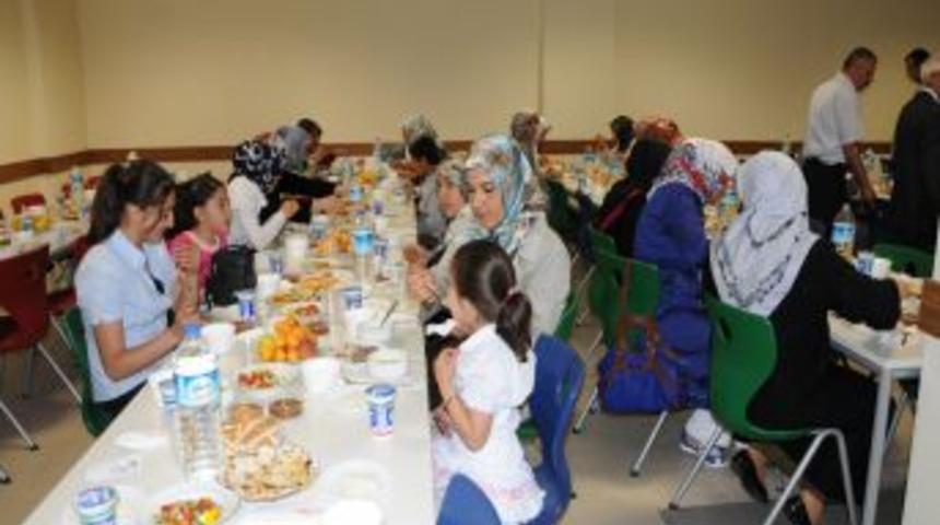 Depremzedeler Plaketle Uğurlandı