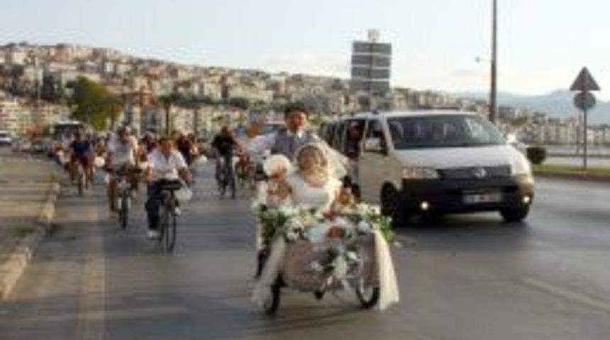 Bisiklet &Uuml;zerinde Tanıştı, Bisiklet &Uuml;zerinde Nikaha Gittiler