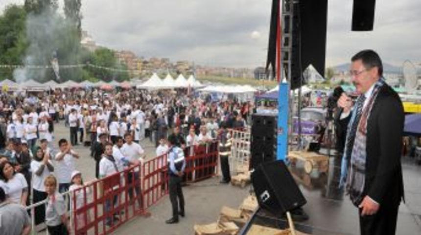 Melih G&ouml;k&ccedil;ek, Karadeniz İlleri K&uuml;lt&uuml;r Ve Sanat Festivali&rsquo;ne Katıldı