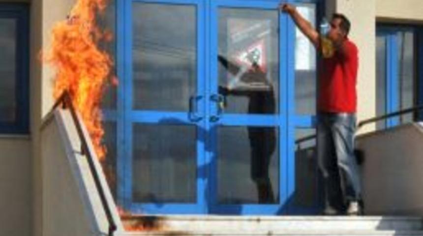 Adliye &Ouml;n&uuml;nde Kendini Yakmak İstedi