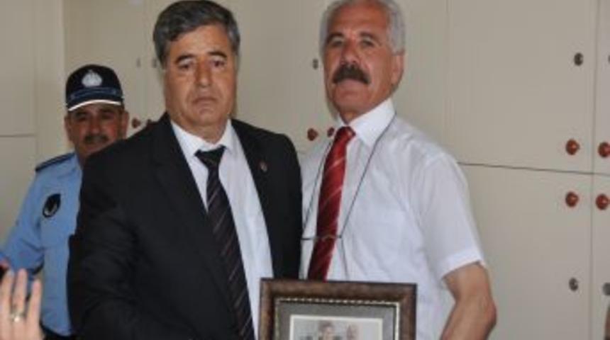 65. Doğum G&uuml;n&uuml;nde Yazdığı Şiirle 43 Yıllık &Ouml;ğretmenliğe Veda Etti