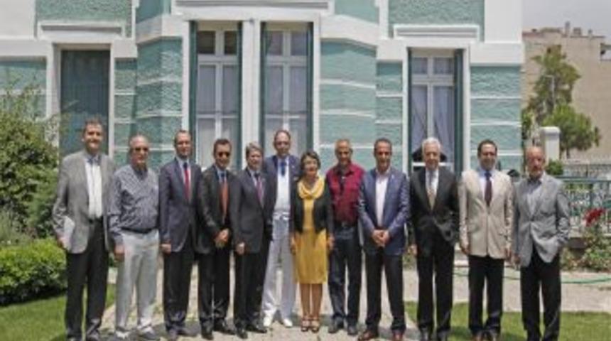 Rekt&ouml;rler: İzmir Emekliler Değil &Uuml;niversiteler Şehri Olarak Anılmalı