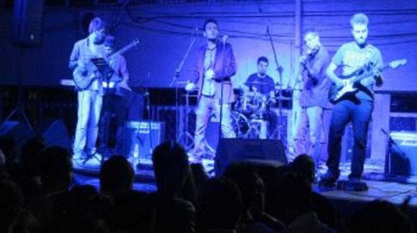 G&ouml;khan B&ouml;l&uuml;k&ccedil;&uuml;, Şarkılarıyla Coşturdu