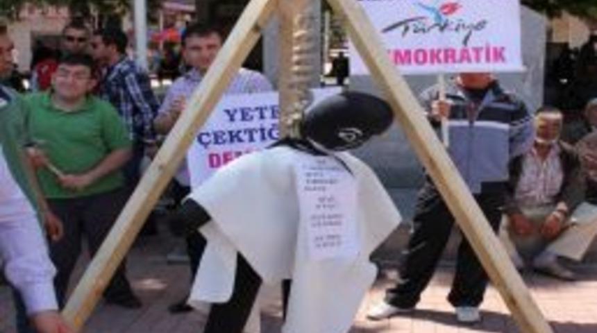 Ak Parti Kırşehir Gen&ccedil;lik Kolları'ndan "darbeler M&uuml;zelik, T&uuml;rkiye Demokratik" G&ouml;sterisi