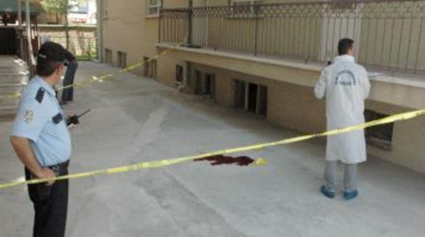 Sigara I&ccedil;mek I&ccedil;in &Ccedil;ıktığı Balkondan Aşağıya &Ccedil;akıldı