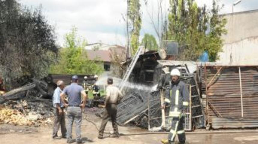 Sivas'ta Iş&ccedil;iler Yangında &Ouml;lmekten Son Anda Kurtuldu