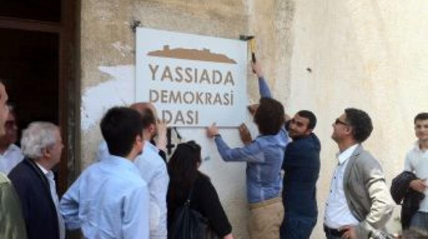 Gen&ccedil; Siviller, Yassıda'ya 'Demokrasi Adası' Yazılı Tabela Astı