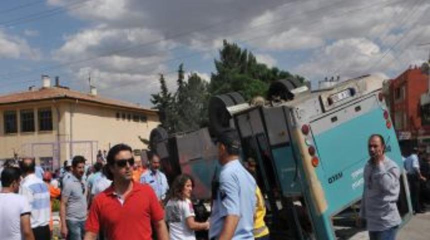 Halk Otob&uuml;s&uuml; Takla Attı: 18 Yaralı