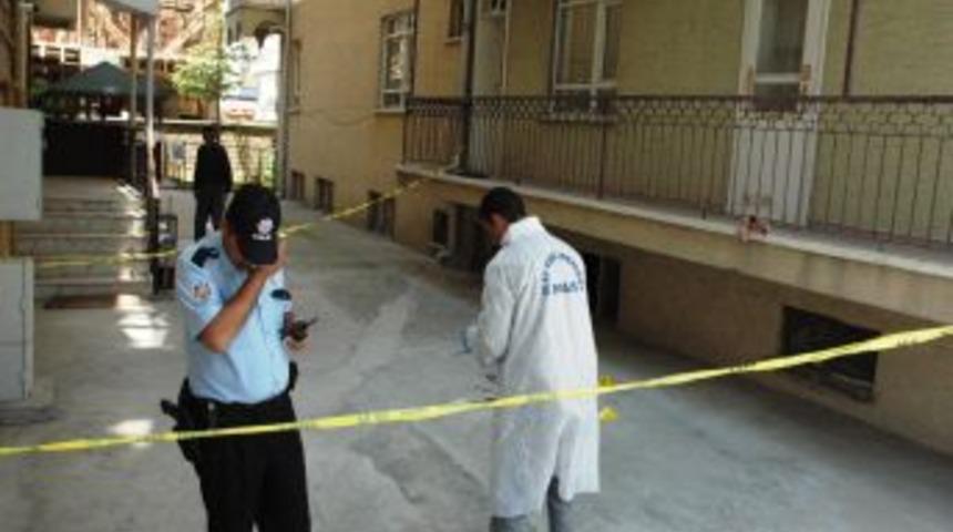 Sigara İ&ccedil;mek İ&ccedil;in &Ccedil;ıktığı Balkondan D&uuml;şen Kadın &Ouml;ld&uuml;