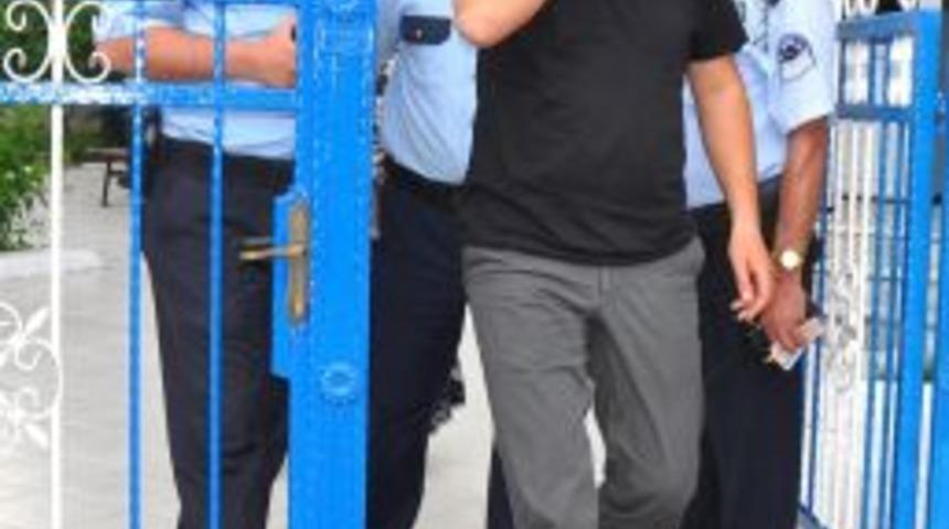 Doktora Kılı&ccedil;la Saldırdı