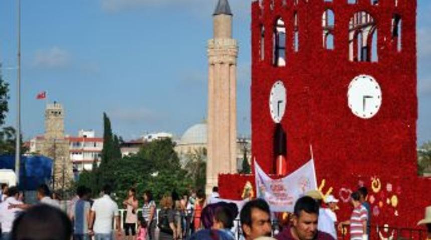 &Ccedil;i&ccedil;ek Festivali&rsquo;nde 100 Bin Dal &Ccedil;i&ccedil;ek Dağıtıldı