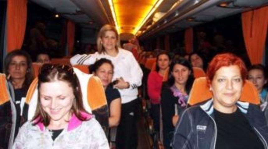 Ayvalıklı Ak Kadınlar Başkentten Akşit'e Destek Vererek D&ouml;nd&uuml;