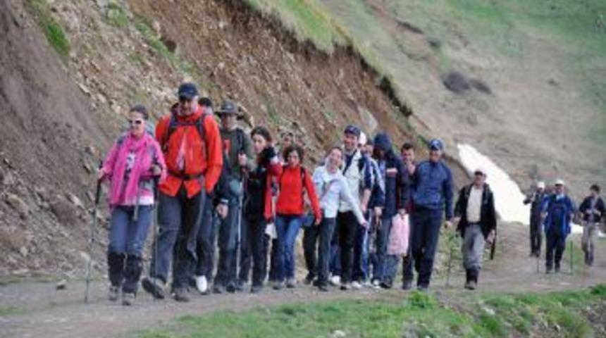 G&uuml;m&uuml;şhaneli Dağcılar, Bulutların &Uuml;zerinde
