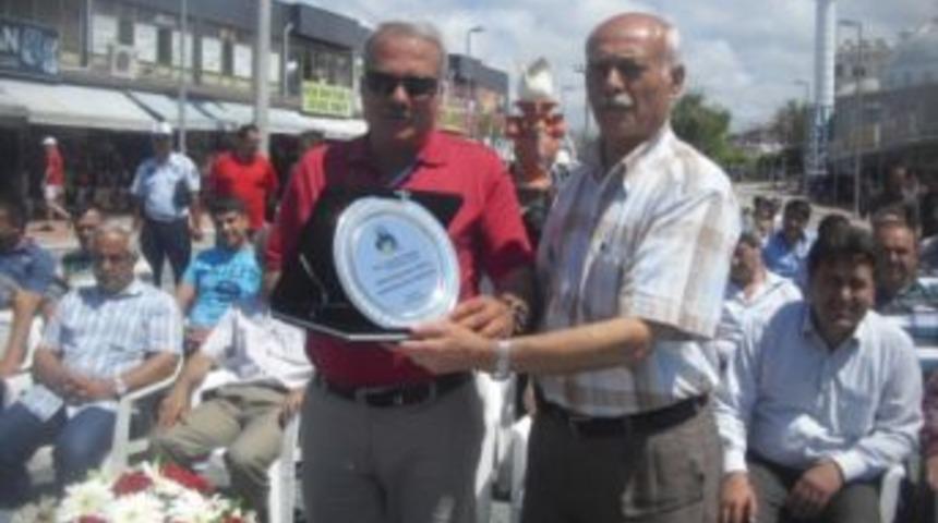 S&ouml;nmez'e Konaklı esnafından plaket