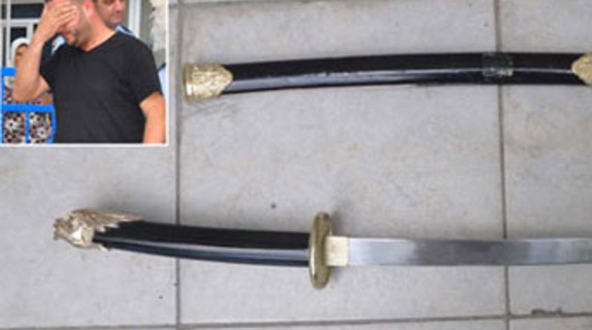 Doktora samuray kılıcıyla saldırdı