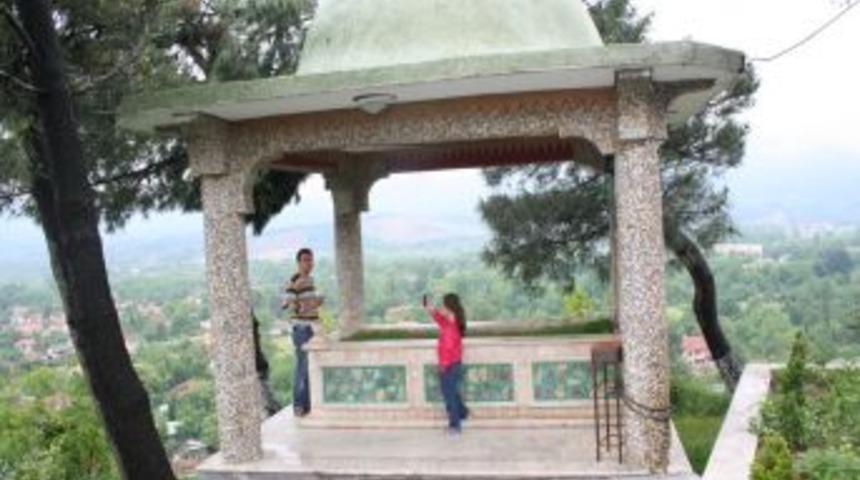 Bu T&uuml;rbenin Ismini G&ouml;renler Merak Edip Yol Değiştiriyor