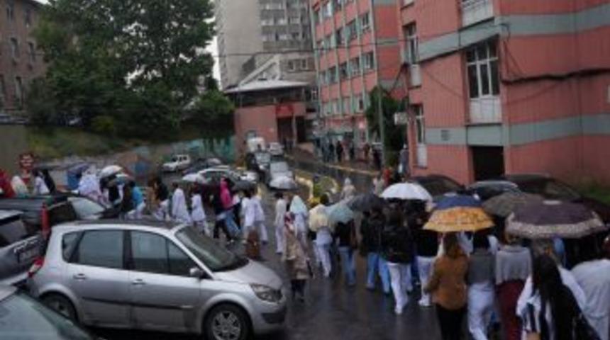 Sağlık&ccedil;ılar, 2 Saat Iş Bıraktı