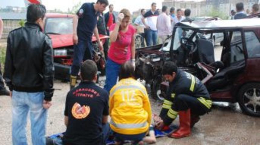 Otomobiller Kafa Kafaya &Ccedil;arpıştı: 1 &Ouml;l&uuml;, 8 Yaralı