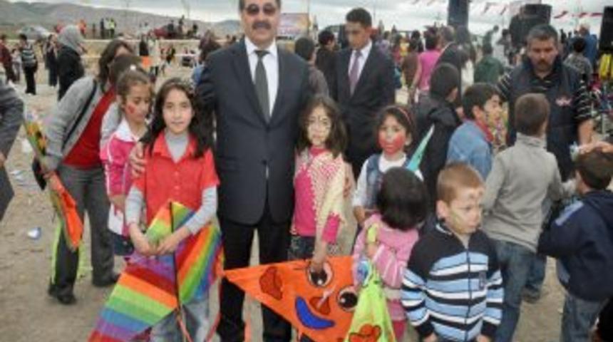 G&ouml;lbaşı Semaları U&ccedil;urtmalarla Renklendi