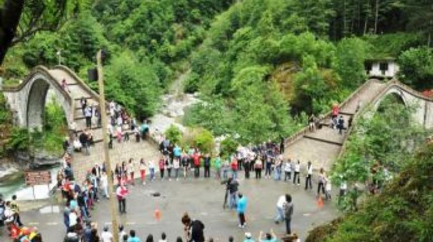 Arhavi'de Men&ccedil;una Şelalesi Doğa Y&uuml;r&uuml;y&uuml;ş&uuml; Coşkulu Ge&ccedil;ti