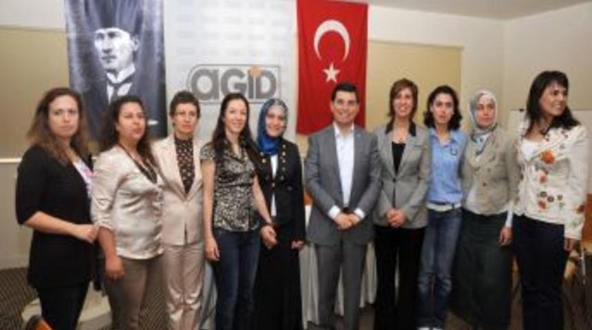 Duvar Kağıdı Ustaları İş Hayatına Atıldı