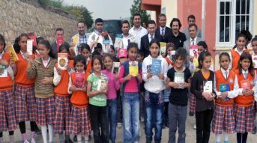 Gen&ccedil; Işadamlarından Belde Okuluna Kitap Yardımı
