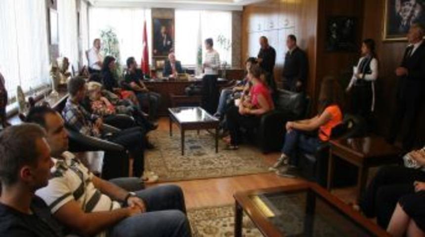 Yabancı Gen&ccedil;lerden Başkan Akdemir'e Ziyaret