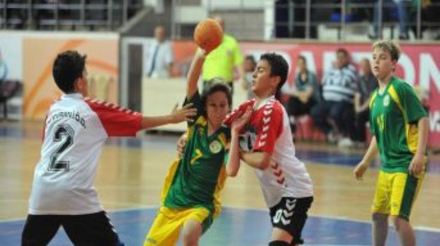 Trabzon'da K&uuml;&ccedil;&uuml;k Erkek Ve Kızlar Hentbol T&uuml;rkiye Şampiyonası Tatsız Başladı