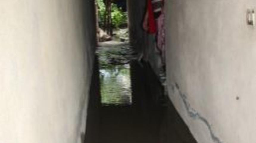 10 Dakikalık Yağmur Bursa Sokaklarını Venedik'e &Ccedil;evirdi